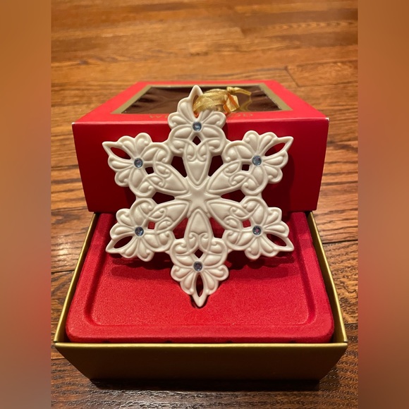 Vintage Wedgewood Porcelain and Blue Crystal Snowflake Ornament. - Picture 3 of 3